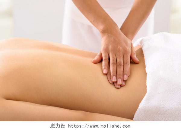 给护肤按摩背部图片 - 魔力设